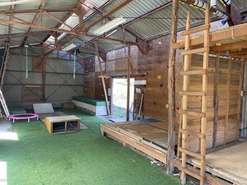 秘密基地内のバンブーハウス。手作りのハシゴを登るワクワク感で子どもの冒険心をくすぐります。 - 一棟貸切古民家 Mikatana （ミカタナ） 親子ヨガ・子連れ教室｜牛窓海水浴場徒歩5分・340㎡・秘密基地の設備の写真