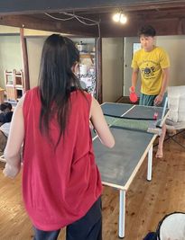 手軽に遊べる手作りミニ卓球台（ラケット2枚・球付）！1階限定（BBQ併用不可）。使用後はテーブル・板・ネット等を外し、洗面所横へご返却ください。 - 一棟貸切古民家 Mikatana （ミカタナ） 親子ヨガ・子連れ教室｜牛窓海水浴場徒歩5分・340㎡・秘密基地の設備の写真
