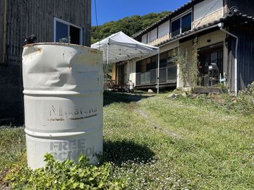 サステナブルな素材も活用した環境に優しい古民家。牛窓の海近くの高台にある白い扉が目印です。 - 一棟貸切古民家 Mikatana （ミカタナ） 親子ヨガ・子連れ教室｜牛窓海水浴場徒歩5分・340㎡・秘密基地の外観の写真