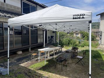 BBQセット完備で手ぶらBBQ（タープ別料金）！涼しい室内でのくつろいだり秘密基地のボルダリングなど、大人も子どもも気兼ねなく自由に過ごせます。 - 一棟貸切古民家 Mikatana （ミカタナ） 親子ヨガ・子連れ教室｜牛窓海水浴場徒歩5分・340㎡・秘密基地の設備の写真