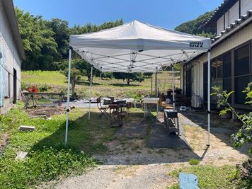 白くて大きなタープ
最大収容人数15名程度。
この中でBBQをするのがお勧めです
設置は比較的簡単です。
 - 一棟貸切古民家 Mikatana （ミカタナ） 親子ヨガ・子連れ教室｜牛窓海水浴場徒歩5分・340㎡・秘密基地の設備の写真