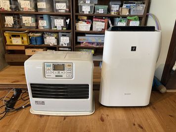 空調・空気清浄機・ストーブ完備。夏は涼しく冬は暖かい快適な室内で一年中過ごせます。 - 一棟貸切古民家 Mikatana （ミカタナ） 親子ヨガ・子連れ教室｜牛窓海水浴場徒歩5分・340㎡・秘密基地の設備の写真
