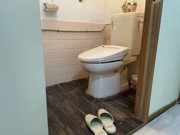 トイレは洋式簡易水栓にリフォーム済み。清潔で衛生的な環境で、女性やお子様も安心です。 - 一棟貸切古民家 Mikatana （ミカタナ） 親子ヨガ・子連れ教室｜牛窓海水浴場徒歩5分・340㎡・秘密基地の設備の写真