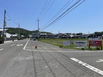 5台以上駐車可能な無料駐車場完備。お車でのアクセスや複数グループでの現地集合に便利です。 - 一棟貸切古民家 Mikatana （ミカタナ） 親子ヨガ・子連れ教室｜牛窓海水浴場徒歩5分・340㎡・秘密基地の設備の写真
