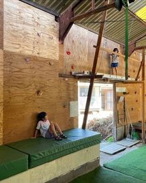 敷地内別棟の秘密基地には高さ3mの本格ボルダリング壁を設置。安全に体を動かして遊べます。 - 一棟貸切古民家 Mikatana （ミカタナ） 親子ヨガ・子連れ教室｜牛窓海水浴場徒歩5分・340㎡・秘密基地の設備の写真
