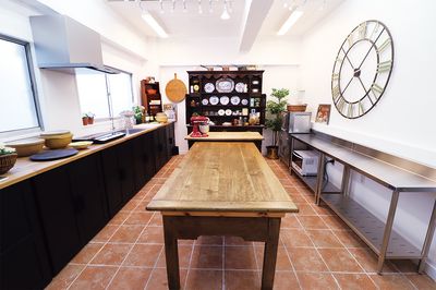 目黒駅から徒歩10分にあるキッチンスタジオ。 ケントならではの英国アンティーク家具で飾り立てられたこの空間ではインテリアを楽しみながら調理できます。料理教室はもちろん、セミナーやワークショップなどイベント全般にご利用いただけます。 - ケントストア