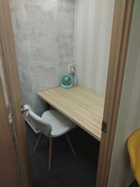 扉付きの1名用個室ブース。Web会議・自習・集中作業に利用できます - セルフカフェ早稲田店 早稲田駅徒歩1分｜1名個室ブースの室内の写真