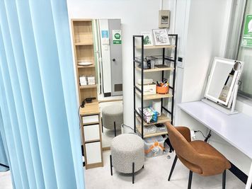 メイクルーム・更衣室・作業台などで使えるカーテンで仕切られたスペース！メイクなど使える無料備品が充実 - Sunny Place サニープレイス神保町　撮影スタジオ 撮影スタジオ神保町　撮影/写真・動画/メイク/ワークスペースの室内の写真