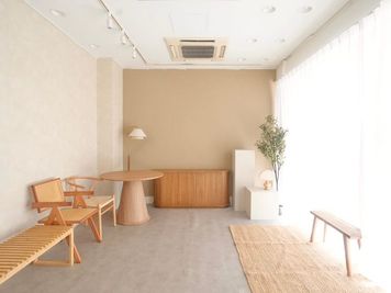 １階の路面店のため、展示会、ポップアップなどのイベントでのご利用にもおすすめです🎀 - milk studio 日本橋店 ナチュラルモダン🪑🌿【11名様〜】の室内の写真