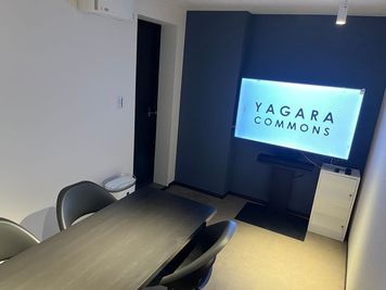 【大型モニター完備】WEB会議やプレゼン、資料共有もスムーズに行えます - YAGARA COMMONS 防音ミーティングルームの室内の写真
