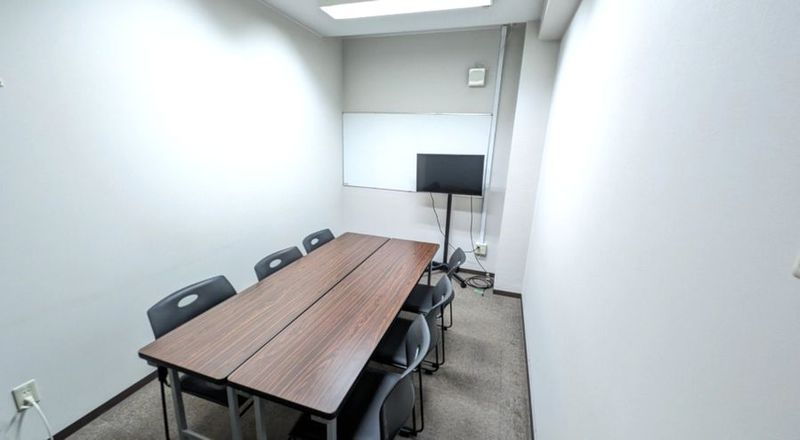島型　最大6名着席可 - カンファレンス21　紙屋町CITY広島センター カンファレンス21　紙屋町City-3mini　夜間の室内の写真