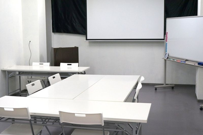 姫路で会議・打ち合わせ・イベント・研修に！セミナースペース - コワーキングスペースSHARES