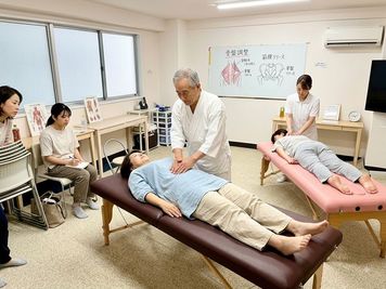 ＜フルーツ会議室 新潟駅前＞ 新潟駅近くのレンタルサロンの室内の写真