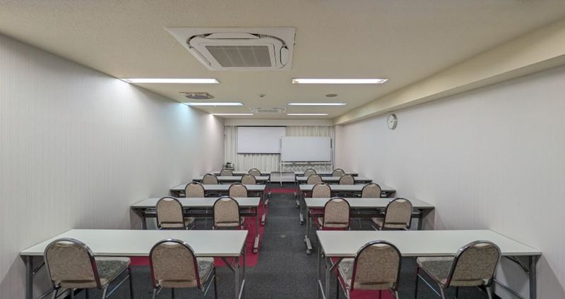 スクール形式　最大33名着席可 - カンファレンス21　八丁堀WING広島センター カンファレンス21　八丁堀Wing-B　土日祝の室内の写真
