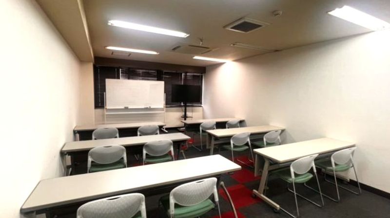 スクール形式　最大21名着席可 - カンファレンス21　八丁堀WING広島センター カンファレンス21　八丁堀Wing-C　夜間の室内の写真