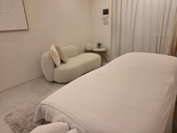 白を基調とした清潔で落ち着いた空間です
エステ・リラクゼーション・整体等の施術におすすめです
※室内に広告・注意書き等の掲示物はありません - レンタルサロン　at銀座 レンタルサロン（完全個室・シャワー完備）の室内の写真