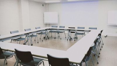 ロの字　最大30名着席可 - カンファレンス21　福山駅会議室 カンファレンス21　福山YHK　夜間の室内の写真