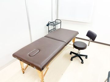 💆‍♀️ 施術・サロン利用にもおすすめ！
折りたたみ式のマッサージベッドを完備した、落ち着いた空間。 - 【八王子レンタルスタジオ・アドレ】  八王子レンタルスタジオ・アドレ【Dスタジオ】[75]の室内の写真