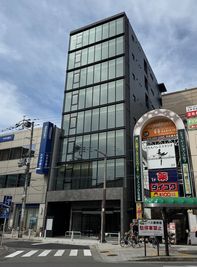 当ビル外観。このビルの８Fに貸会議室があります。 - アンフィニ高槻ビル INFINI貸会議室の外観の写真