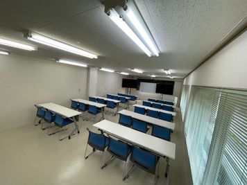 窓から自然光が入る、明るく開放的な会議室です。 - 大信ビル 脳力デザインラボ　貸し会議室・セミナールームの室内の写真