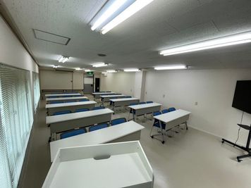 スクール形式で最大34名まで着席可能です。 - 大信ビル 脳力デザインラボ　貸し会議室・セミナールームの室内の写真