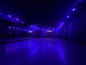 LEDカラー変更(紫) - Dance Studio NON レンタルスペースの室内の写真