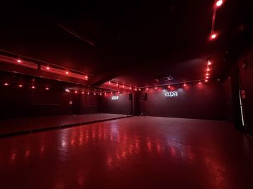 LEDカラー変更(赤) - Dance Studio NON レンタルスペースの室内の写真