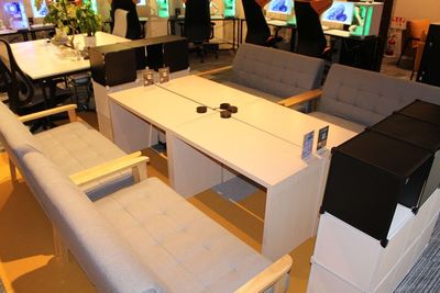 セパレート可能な最大８人パーティー席 - ＯＮｅＺＯＮＥ湘南台 PC、高速回線、ラウンジ席完備のイベント／コミュニティ空間の室内の写真