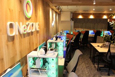 ゲーミングPC８台 - ＯＮｅＺＯＮＥ湘南台 PC、高速回線、ラウンジ席完備のイベント／コミュニティ空間の室内の写真