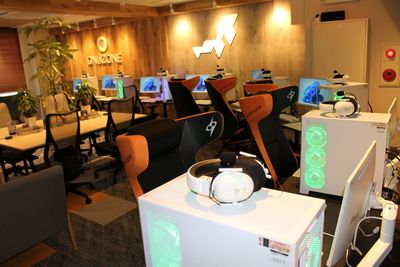 ゲーミングPC８台 - ＯＮｅＺＯＮＥ湘南台 PC、高速回線、ラウンジ席完備のイベント／コミュニティ空間の室内の写真