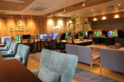 １人掛けラウンジ席 - ＯＮｅＺＯＮＥ湘南台 PC、高速回線、ラウンジ席完備のイベント／コミュニティ空間の室内の写真