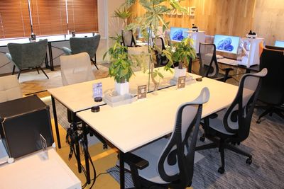 １人掛けワークスペース - ＯＮｅＺＯＮＥ湘南台 PC、高速回線、ラウンジ席完備のイベント／コミュニティ空間の室内の写真