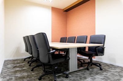 【四条駅/烏丸駅徒歩4分】8名用会議室✨#完全個室#高速Wi-Fi完備#ホワイトボード#大型モニター#テレワーク＃WEB会議 - BIZcomfort京都四条烏丸