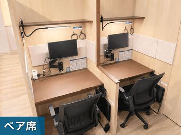 友達との勉強やチームでの打ち合わせなど、会話を交えながら一緒に作業できるペア席です。
※2名様分の料金となります。ご希望の際はご来店の際にご案内させて頂きます。 - ココデキ！桜山店 【ココデキ！】アクティブエリアのお席の室内の写真