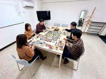 ＜フルーツ会議室 新潟駅前＞ パーティも可能なレンタルルームの室内の写真
