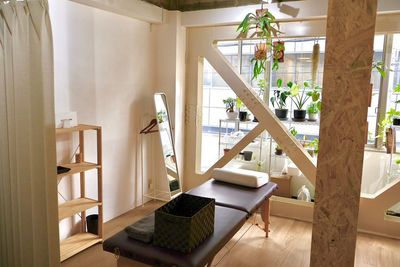 ドアを開けて左側のスペースがレンタルスペースです。 - Green Body Maintenance レンタルルーム　Greenの室内の写真