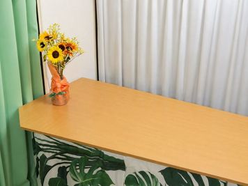 入口正面の受付テーブル。
カウンセリング事務作業はお茶などに。 - 南森町マッサージ レンタルサロンの室内の写真