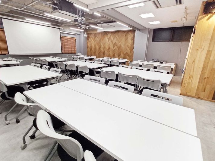 レイアウト変更無料 - 貸会議室２４大宮 フロア貸切プランの室内の写真