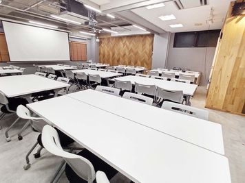 【フロア貸切】最大66名！広々空間をまるごと貸切♪レイアウト自由・Wi-Fi・プロジェクター・マイク無料！ - 貸会議室２４大宮