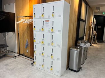無料ロッカーああり - 貸会議室２４大宮 フロア貸切プランの設備の写真