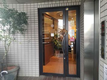 4F受付 - 貸会議室２４大宮 フロア貸切プランの入口の写真
