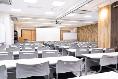 通常は3名着席可能机を、横列3台×縦列5台　椅子45脚のレイアウトでご用意しています。
予備の椅子・机を設け、最大66名まで着席可能。 - 貸会議室２４大宮 フロア貸切プランの室内の写真