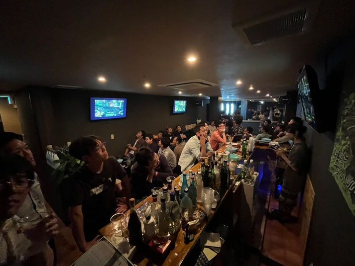 40人前後でのオフ会でご利用頂いた風景 - community＆darts BAR BORDERBREAKの室内の写真