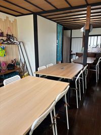 caféテーブル２台と４人～６人掛けの会議用デスク　折りたたみテーブルが２台常設 - 縁ひらく間　café丸々 レンタルスペース　の室内の写真