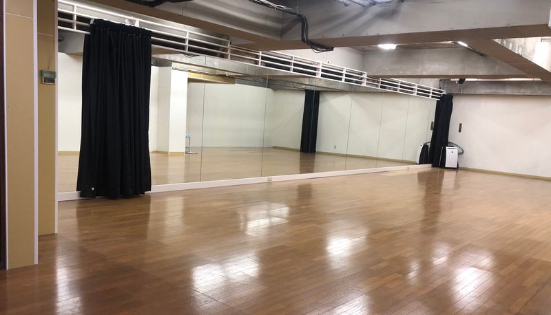 駒沢令劇STUDIO 稽古場　ダンススタジオの室内の写真