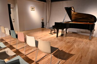 ミレートス スタジオ（撮影、展示会、ピアノ弾きあい）の室内の写真