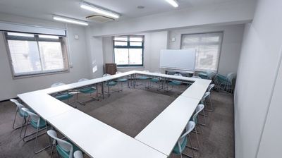 電車通り沿い・セブンイレブン紙屋町ビル【1時間から予約】最大32名様着可　100インチ・超単プロ完備（ドリンク・喫煙室） - カンファレンス21　紙屋町CITY広島センター