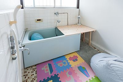 今では珍しくなった、タイルと塗装による床と壁の昭和の浴室です。 おふろ席でまったりとお二人でご利用できるプランです。 - アイビーカフェ府中
