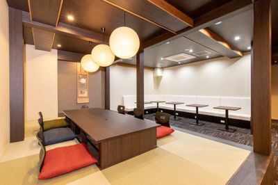 当社のフリースペースは、カフェ感覚の空間のCAFEブース・１席ずつ壁で仕切り電話や会話がNGのサイレントブースそしてコワーキングスペース、と各々の用途に合わせて利用可能です。フリードリンク制の為、ゆっくりとお仕事して頂くのもOK。 - BIZcomfort京都四条烏丸