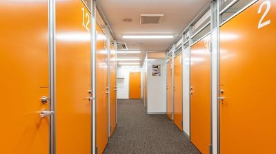 個室のお部屋が並んでいますので、予約したお部屋の番号をお確かめの上、ご利用ください。 - 日本橋ライズオフィス 日本橋ライズオフィス　一人用個室【TS-R19 】の室内の写真